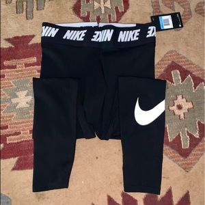 NWT Nike Capri leggings w/“Swoosh” on left calf.